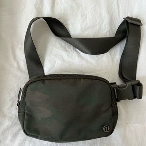 Lululemon Everywhere Belt Bag 1L Camo